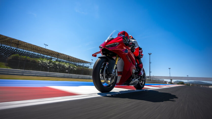 Ducati Panigale V4 2027: 218 cv e 0,4 s por volta em Vallelunga