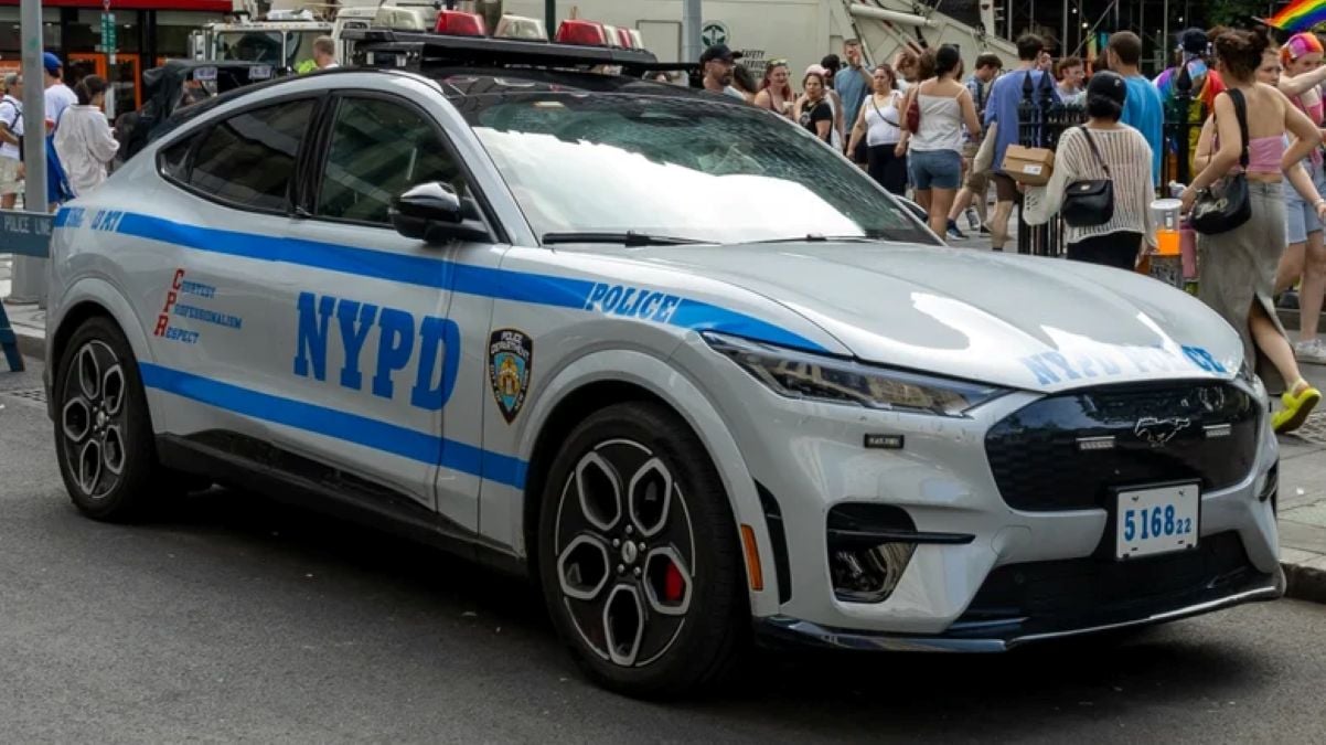 Ford lança Mach-E SSV de fábrica para polícia dos EUA na linha 2027