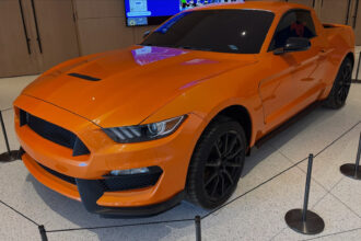 Ford revela Mustang S550 transformado em picape por aprendizes