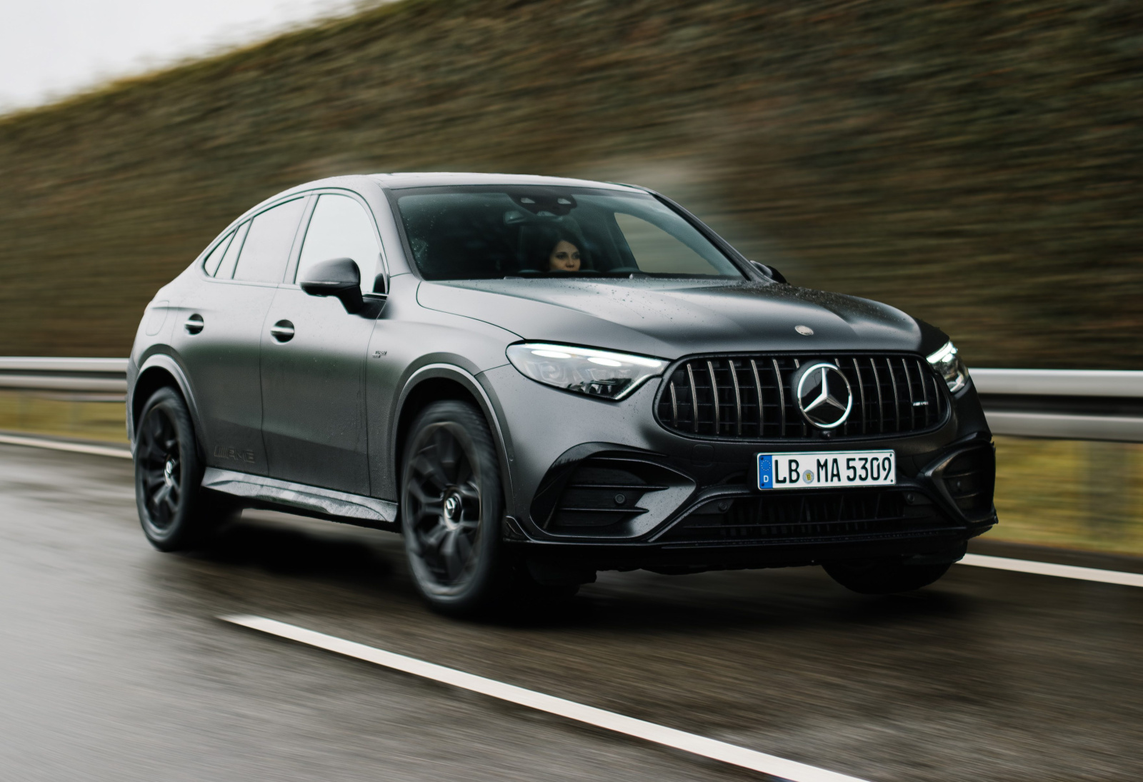 GLC 53 Mercedes‑AMG híbrido estreia no Brasil com 449 cv; SUV de R$729.900