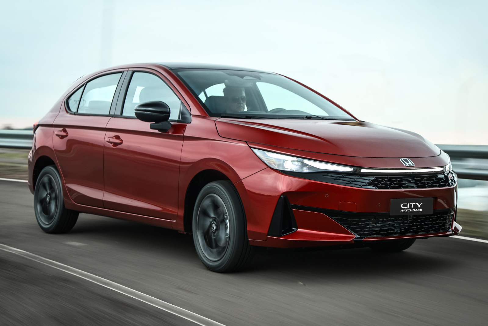 Honda City 2027 estreia RS no Brasil e adota visual esportivo