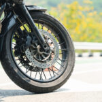 Identifique sinais de desgaste da pastilha de freio da moto e troque a tempo