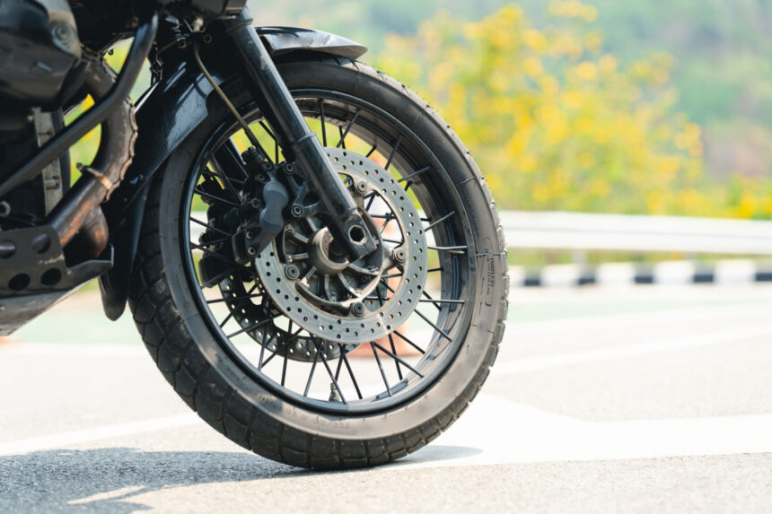 Identifique sinais de desgaste da pastilha de freio da moto e troque a tempo