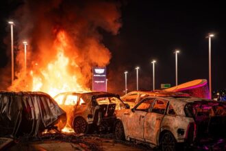 Incêndio consome seis Cadillac Escalade IQ em concessionária no Texas