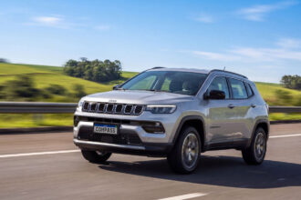Jeep Compass 2027 ganha sistema híbrido leve 48V e promete até 11%