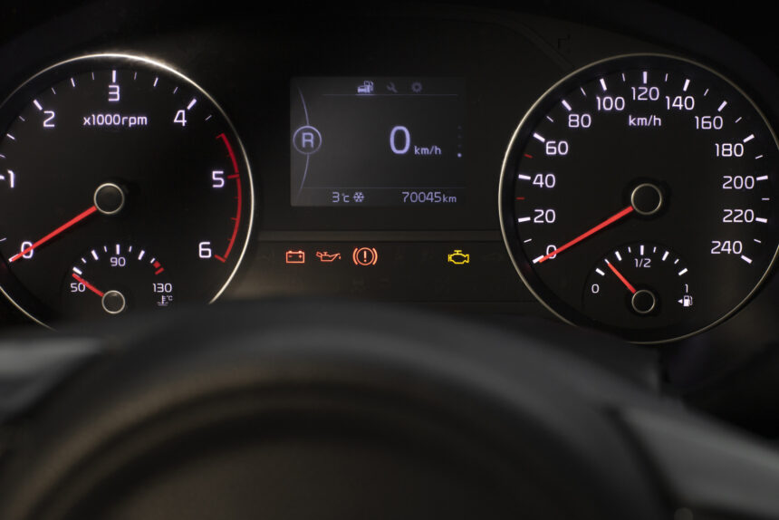 Luz da bateria acesa? Saiba por que aparece e quando parar o carro