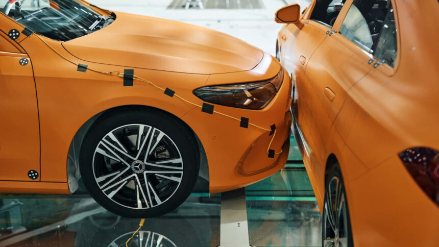 Mercedes promove colisão controlada entre dois CLAs