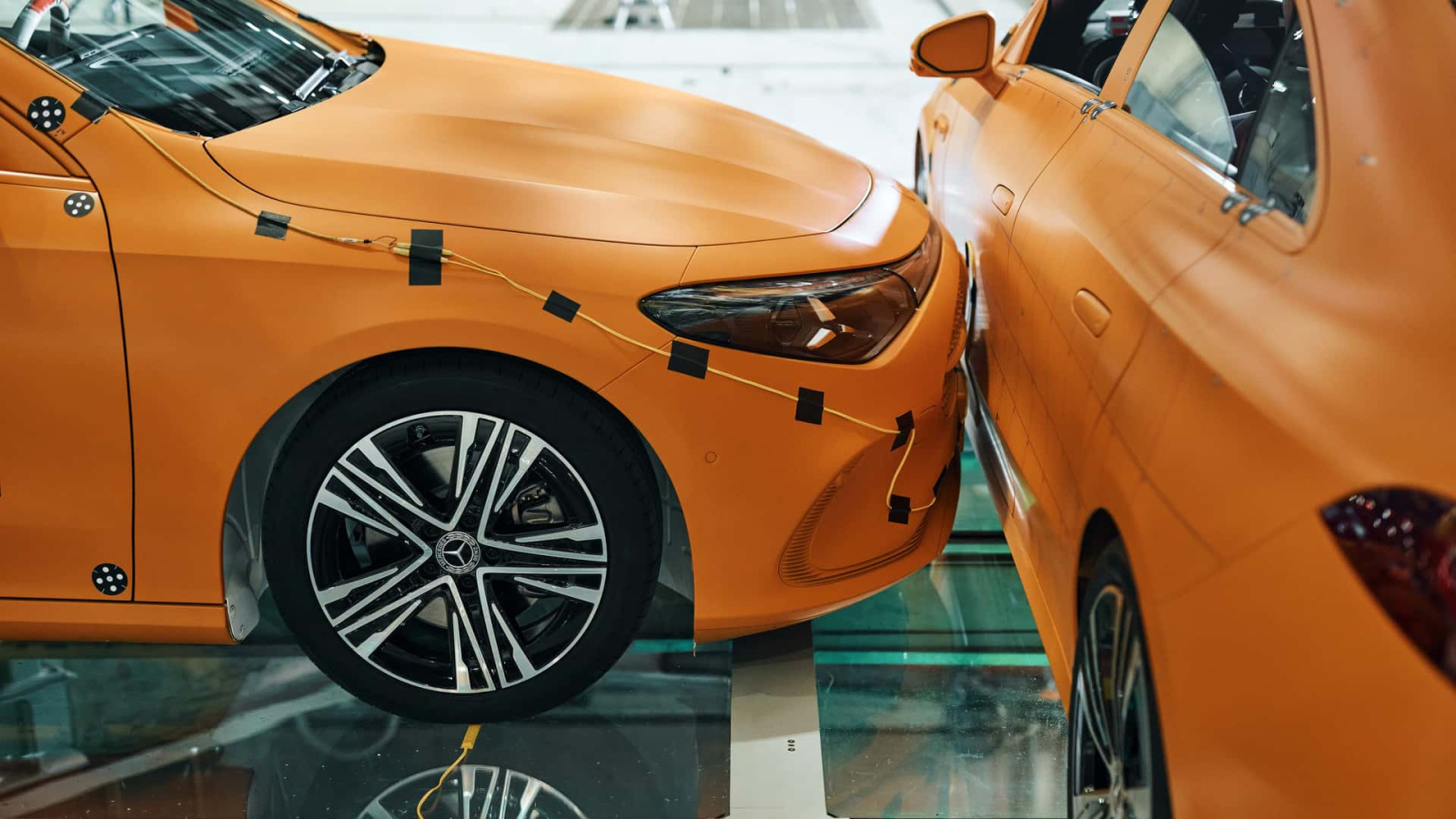 Mercedes promove colisão controlada entre dois CLAs