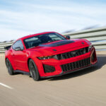 Mustang usa alavanca física e freio eletrônico para dominar derrapagens