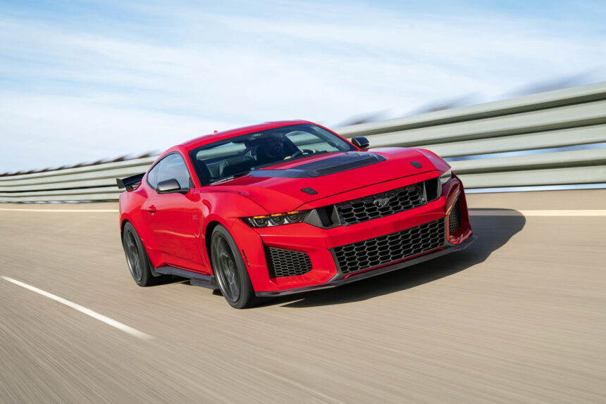 Mustang usa alavanca física e freio eletrônico para dominar derrapagens