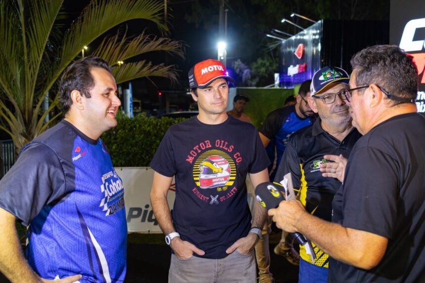 Nelsinho Piquet conversa com a imprensa durante o evento, ao lado de Renan Tavares