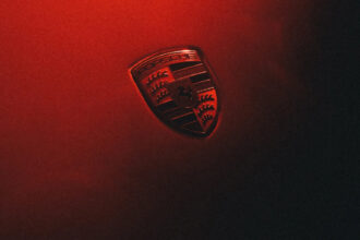 Porsche anuncia plataforma para supercarro de motor central e mostra teaser