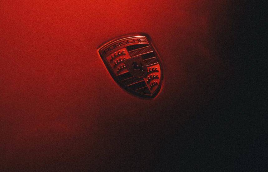 Porsche anuncia plataforma para supercarro de motor central e mostra teaser