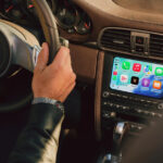 Porsche lança central que leva CarPlay e telemetria a 911, Cayman e Boxster