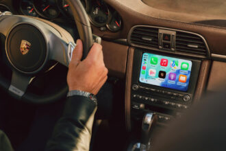 Porsche lança central que leva CarPlay e telemetria a 911, Cayman e Boxster