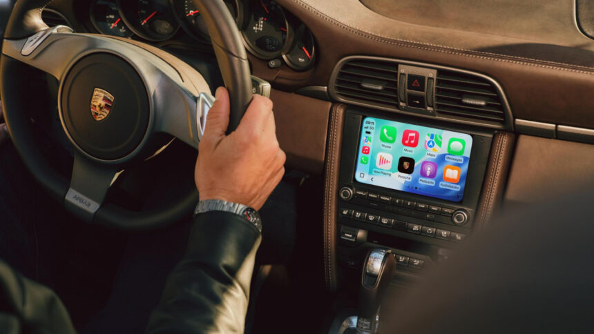 Porsche lança central que leva CarPlay e telemetria a 911, Cayman e Boxster