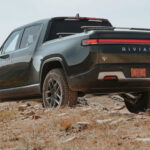 Rivian lança modo para adolescentes e limita potência dos elétricos