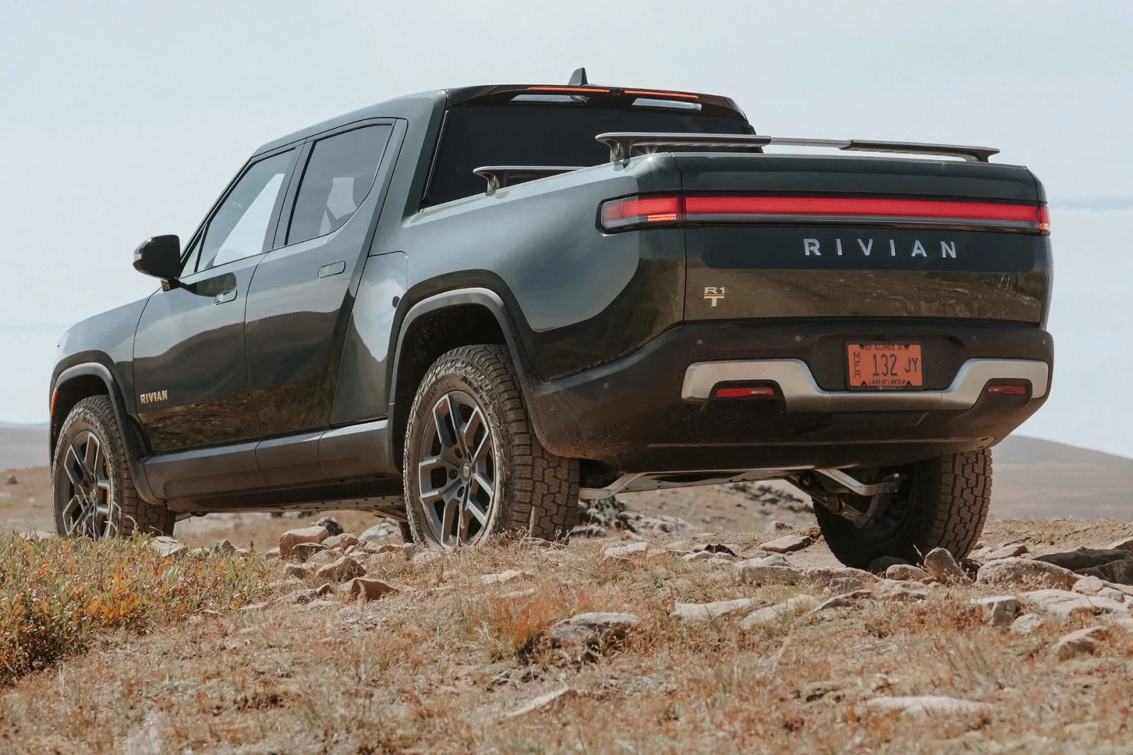Rivian lança modo para adolescentes e limita potência dos elétricos
