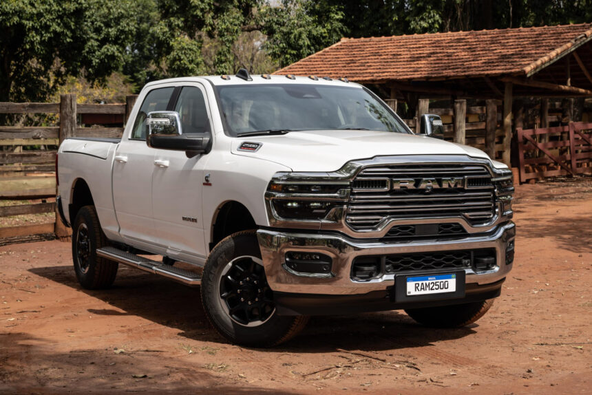 Stellantis convoca 1.989 Ram 1500/2500 por falha que apaga câmera de ré