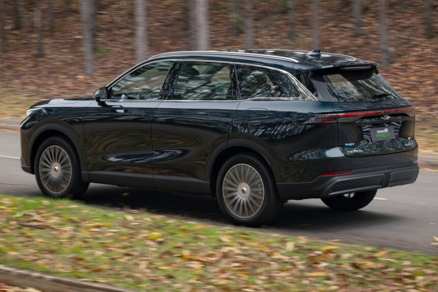 Tiggo 9 enfrenta Outlander PHEV: qual SUV PHEV 7 lugares compensa?
