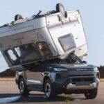 Toyota derruba trailer de 760 kg sobre Hilux elétrica em teste