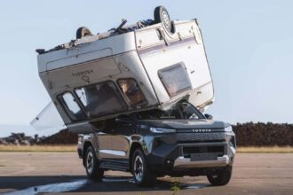 Toyota derruba trailer de 760 kg sobre Hilux elétrica em teste