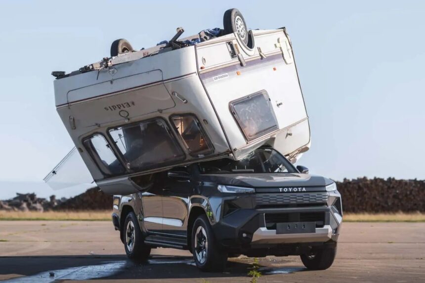 Toyota derruba trailer de 760 kg sobre Hilux elétrica em teste