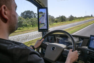Volvo lança Parada Controlada: caminhão freia ao detectar sono do motorista