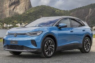 VW retira 22.524 ID.4 nos EUA e orienta carregar até 80%